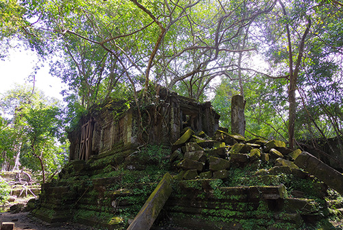 雨季カンボジアのベンメリア遺跡