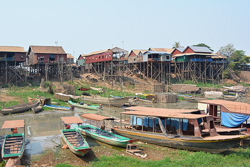 カンボジアの乾季のコンポンクリアン集落