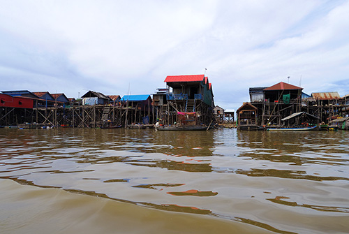 カンボジアの雨季のコンポンクリアン集落
