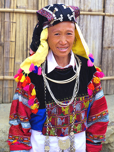 ▲赤ロロ族・・・装飾性の高いネックレスと長い袖の衣装は主にお祭りの時に着られます。