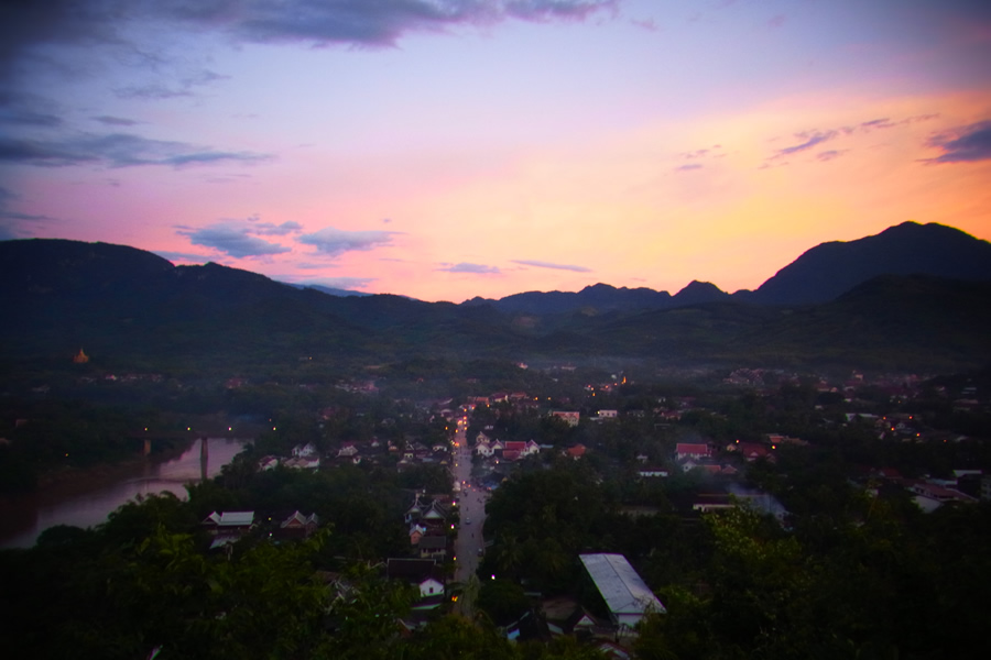 ▲高さ150mの小高い山から夕日を眺める(プーシーの丘)