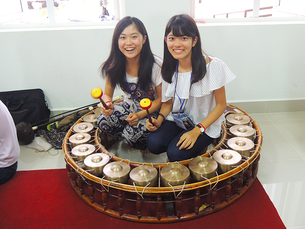 カンボジアの伝統楽器に触れる！