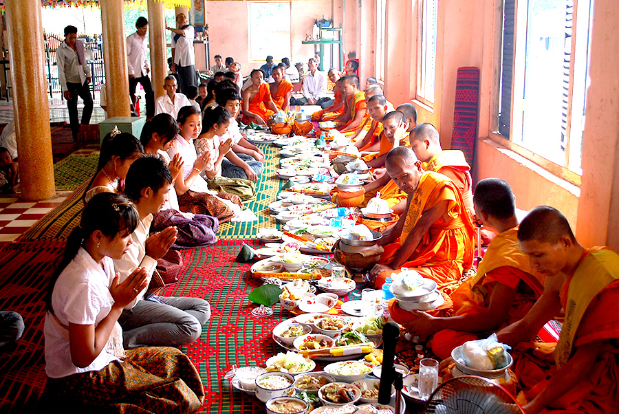 カンボジアの伝統行事 お盆 プチュンパン を楽しく真面目に体験できるオリジナルツアー もち米を投げる 7つの寺巡り ちまきづくり ピースインツアー ベトナム カンボジア ラオス ミャンマーへの海外旅行 スタディツアー