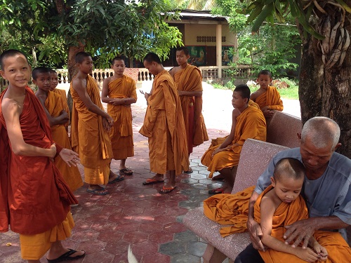 仏教国カンボジアの小僧たち