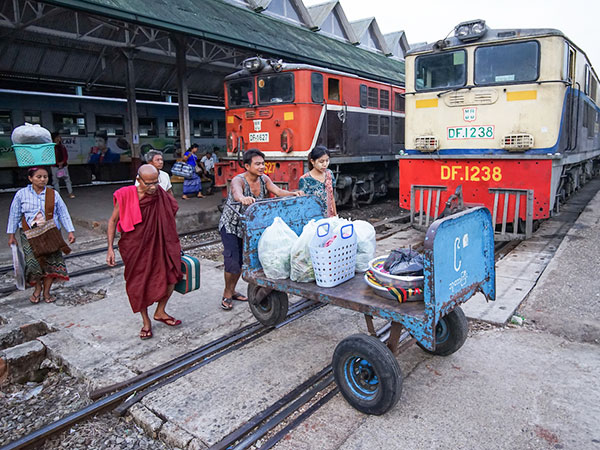 ヤンゴン中央駅の朝の様子。列車が着くと荷物運び屋さんの出番。